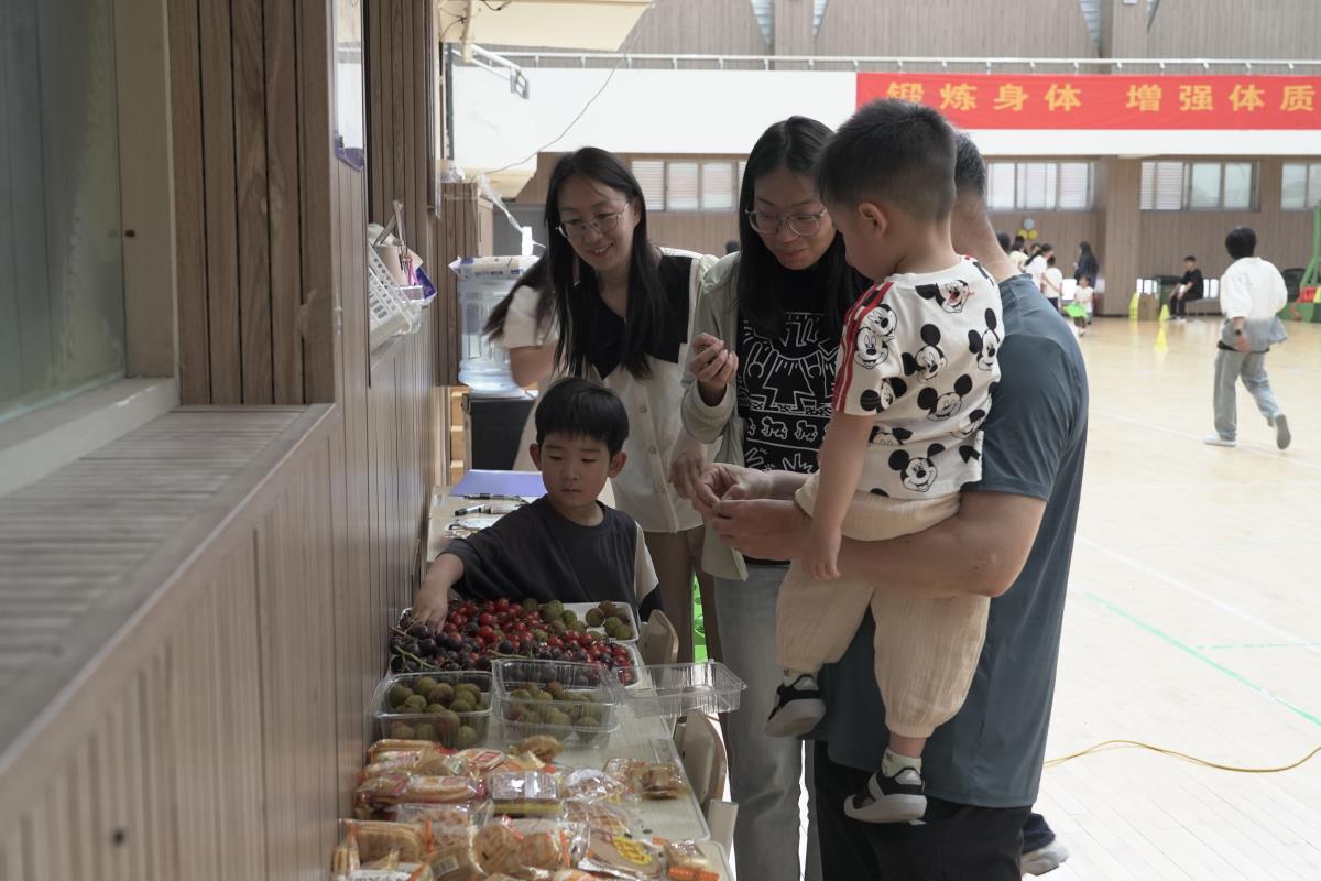 活動現(xiàn)場還為小朋友們準(zhǔn)備了水果零食臺為大家補(bǔ)充體力.jpg